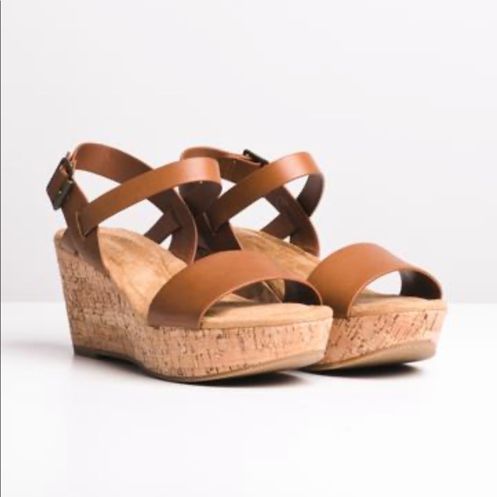 New | DLG Tan platform sandals